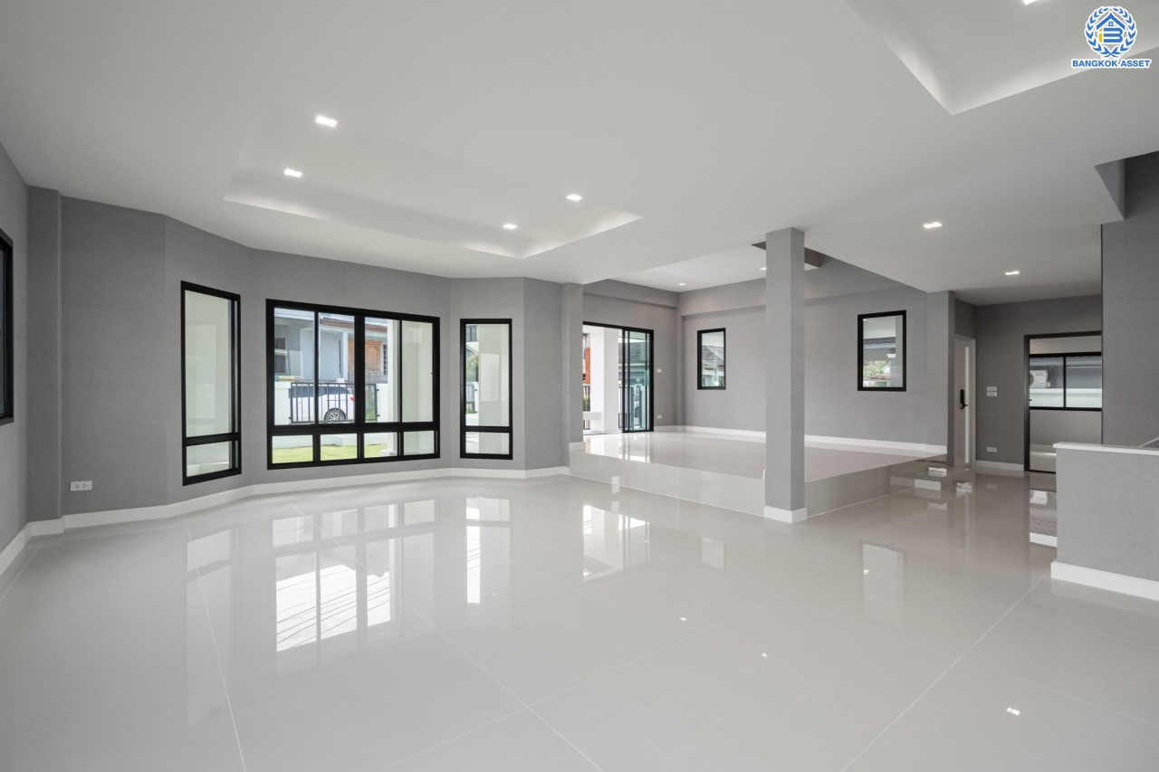 คฤหาสน์หลังใหญ่ตกแต่งใหม่ ม.บ้านสวนดอกไม้ ปิ่นเกล้า ดีไซน์สุด Luxury เนื้อที่ 154.5 ตร.ว. บนพื้นที่ใช้สอยถึง 435 ตร.ม. ฟังก์ชันจัดเต็ม 5 ห้องนอน 6 ห้องน้ำ 1 ห้องแม่บ้าน 2 ห้องอเนกประสงค์ (มีเรือนรับรองด้านข้าง พร้อมห้องน้ำในตัว) จอดรถได้ถึง 4 คัน บนทำเลเชื่อมต่อเมืองอย่างรวดเร็ว ใกล้ทางคู่ขนานลอยฟ้าบรมราชชนนี ทางด่วน "กาญจนาภิเษก" ม.มหิดล และเซ็นทรัลปิ่นเกล้า